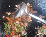 Foto langkah ke 5 dari resep Tumis Bunga Pepaya dan Daun Singkong.