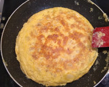 Foto del paso 6 de la receta: Maxi tortilla rellena de jamón y queso