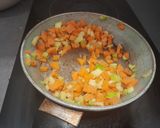 Une image de l'étape 3 de Terrines de poulet aux petits légumes en gelée.