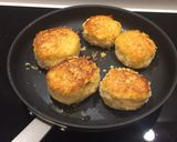 A picture of step 5 of Fish cakes with salmon trout.