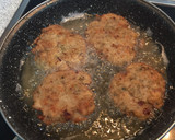 Foto del paso 4 de la receta: Filetes rusos de merluza y alcaparras
