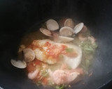 Foto del paso 2 de la receta: Sopa de merluza y almejas blancas