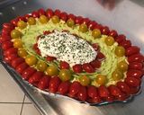 Une image de l'étape 10 de Salade de concombre, courgette râpée, oignon rouge, tomates cerises et burrata au persil.