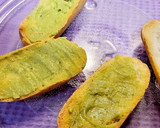 Foto del paso 1 de la receta: Tostas con queso cottage, tomatitos cherry, guacamole y más