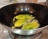 A picture of step 2 of Palak patta chaat.