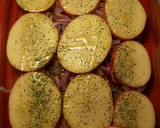 Foto del paso 3 de la receta: Sardinas marinadas al horno, con fondo de tomates, cebollas, y patatas asadas