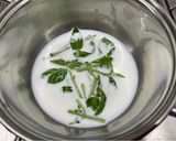 Foto del passaggio 3 della ricetta Cheesecake al basilico, limone e miele con yogurt, pinoli e morette di rovo