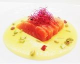 Foto del passaggio 3 della ricetta Sashimi di salmone con crema di mango al peperoncino e germogli di bietola rossi