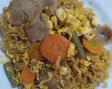 Foto langkah ke 4 dari resep Indomie goreng toping bakso, wortel, buncis.