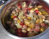 Une image de l'étape 8 de Salade de pommes de terre aux tomates, poivrons, artichauts et olives.