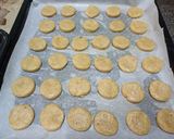 Foto del paso 5 de la receta: Mini alfajores de nueces rellenos con dulce de membrillo