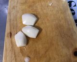 Une image de l'étape 1 de Pavés de saumon sauvage crème de fanes de radis, ail et curry.