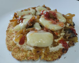 Foto del paso 6 de la receta: Torticas de coliflor a la pizza🍕de cebolla caramelizada🧅, queso crema🧀, tomate🍅