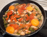 Foto del paso 7 de la receta: Revuelto de espárragos, setas 🍄 pimiento morrón, gambas y huevo