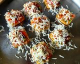 A picture of step 4 of Cream Crackers Maska Chaska Pizza.