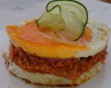 A picture of step 3 of Eggs With Onion And Cheese Burger.