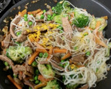 Foto del paso 6 de la receta: Fideos de arroz (noodles) con ternera y verduras al curry