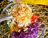 A picture of step 5 of Crispy Maggi Salad.