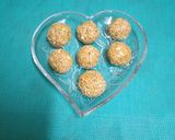 A picture of step 5 of Til Ke Ladoo.