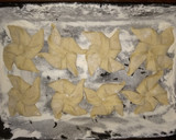 Foto del paso 6 de la receta: Facturas fácil y rápidas 🥐 (sin manteca y sin hojaldre)