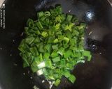 ग्रीन कांदा व करंदी फ्राय (green onion karandi fry recipe in marathi) रेसिपी स्टेप 3 फोटो 
