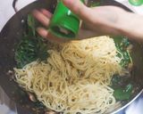 大蝦菠菜蘑菇意粉 附「實作影片」的食譜步驟7照片