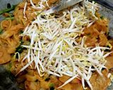 Foto langkah ke 5 dari resep Kwetiau goreng.