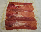 Foto del paso 2 de la receta: Solomillo al horno envuelto en jamón y pesto
