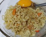 Foto langkah ke 3 dari resep Dadar Mie Instant Crunchy.