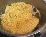 香腸彩蔬炒泡麵的食譜步驟1照片