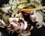 Foto del paso 1 de la receta: Revuelto de calabacín champiñón y gambas