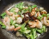 Foto langkah ke 2 dari resep Tumis Buncis Udang Saos Tiram.