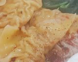รูปขั้นตอนการทำที่ 3 ของ บะหมี่เกี๊ยวยักษ์หมูหมักข้าวหมากแดง Red Rice Wonton Noodle Soup