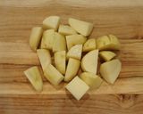 A picture of step 1 of Japanese meat and potato stew or Nikujaga (肉じゃが).