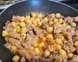 Foto del paso 4 de la receta: Revuelto de garbanzos, con butifarra, huevo y toque de sobrasada y miel