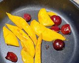 Foto del paso 4 de la receta: Ensalada de cogollos con mango y cerezas a la plancha