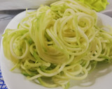 Foto del paso 2 de la receta: Espaguetis de calabacín con setas y salsa de queso🥒🍄🧀