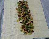 Foto del paso 3 de la receta: Una trenza de hojaldre rellena de kiwi, nueces y pasas