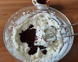 Foto del passaggio 6 della ricetta Dolce al caffè e mascarpone con cioccolato