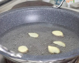 A picture of step 1 of Simple Boiled Crab.
