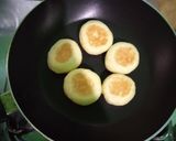 Foto langkah ke 6 dari resep Bakpia teflon isi susu keju.