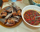 Foto langkah ke 4 dari resep Ikan Goreng Siram Kuah Kecap Pedas.
