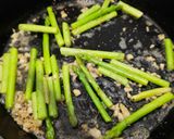 Foto langkah ke 2 dari resep Garlic-Butter Asparagus with Mashed Potato.