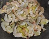 Foto langkah ke 2 dari resep Udang goreng mentega.
