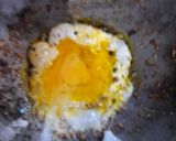 A picture of step 2 of Egg Maggi.