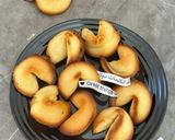 صورة لخطوة 8 من وصفة كوكيز الحظ 🥠 Fortune Cookies
