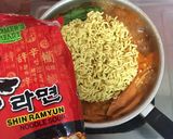Foto langkah ke 2 dari resep Spicy Budae Jjigae.