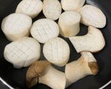Hình bước làm 1 của món Nấm Đùi Gà Rim Me Chay