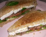 Foto del paso 3 de la receta Sándwich de canónigos, tomate, queso fresco y anchoas
