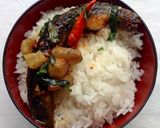 A picture of step 7 of Braised Goby Fish in Clay Pot with Vietnamese Coriander.